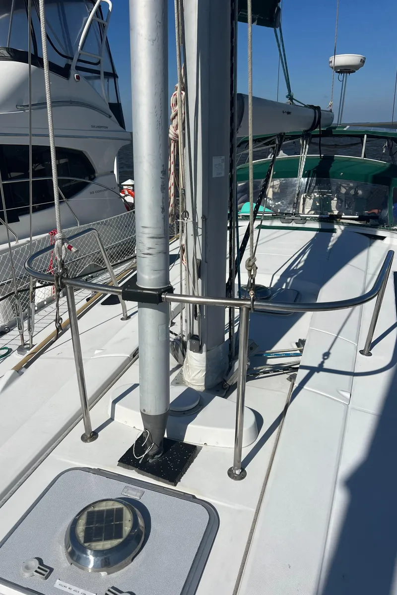 Slide: The Image of Deck view of a 1994 Beneteau Oceanis 440 sailboat, showcasing mast and rigging. - 3