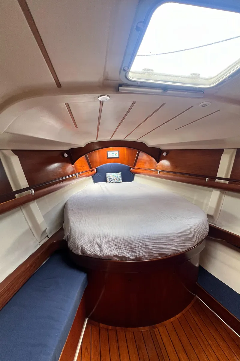 Slide: The Image of 1994 Beneteau Oceanis 440 cabin interior with wood finish and skylight. - 49