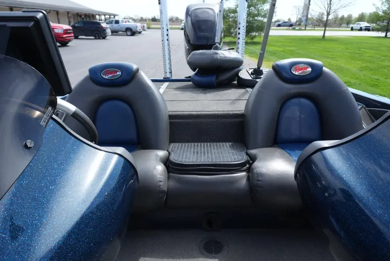 Slide: The Image of 2005 Ranger Z20 boat interior with dual seats and steering console. - 10