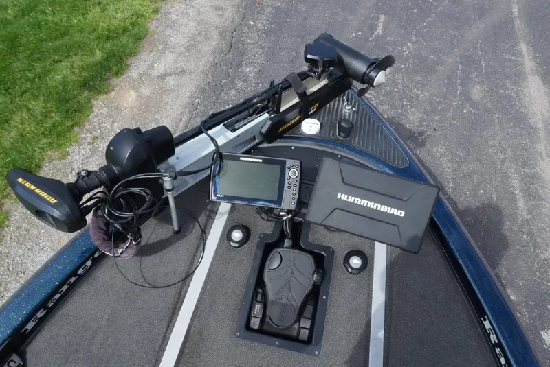 Slide: The Image of 2005 Ranger Z20 boat deck with Humminbird fish finder and trolling motor. - 9