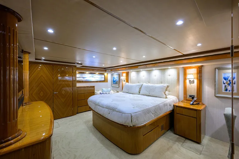 Slide: The Image of Viking 82 BLU FROG - Master Stateroom - 2