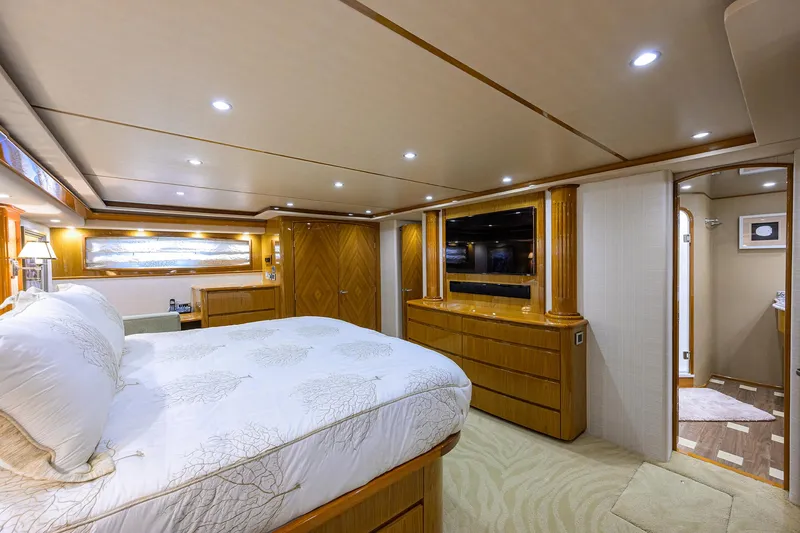 Slide: The Image of Viking 82 BLU FROG - Master Stateroom - 21