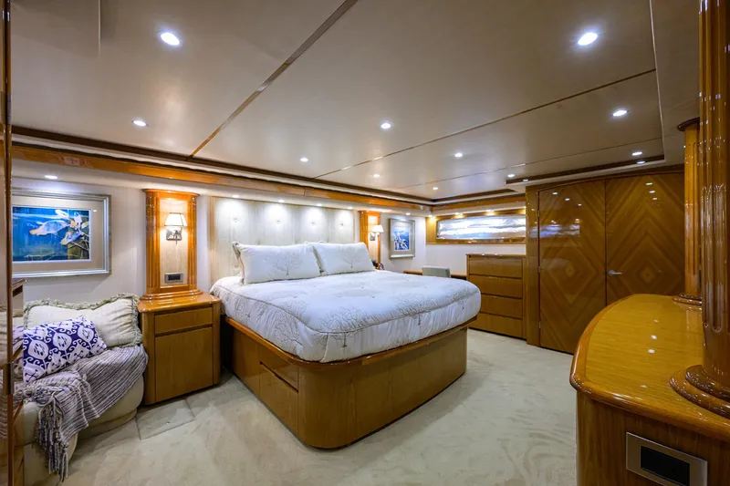 Slide: The Image of Viking 82 BLU FROG - Master Stateroom - 22