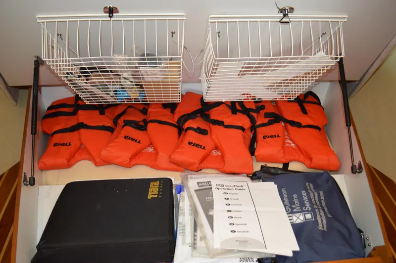 Slide: The Image of Tiara 4300 Sovran 2006 - 74