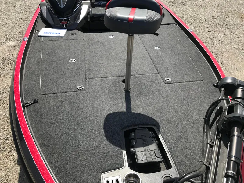Slide: The Image of 2023 Ranger Z520R Ranger Cup Equipped boat deck with seat and motor. - 10