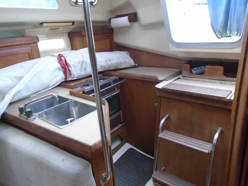 Slide: The Image of Hunter 33.5 1993 - 3