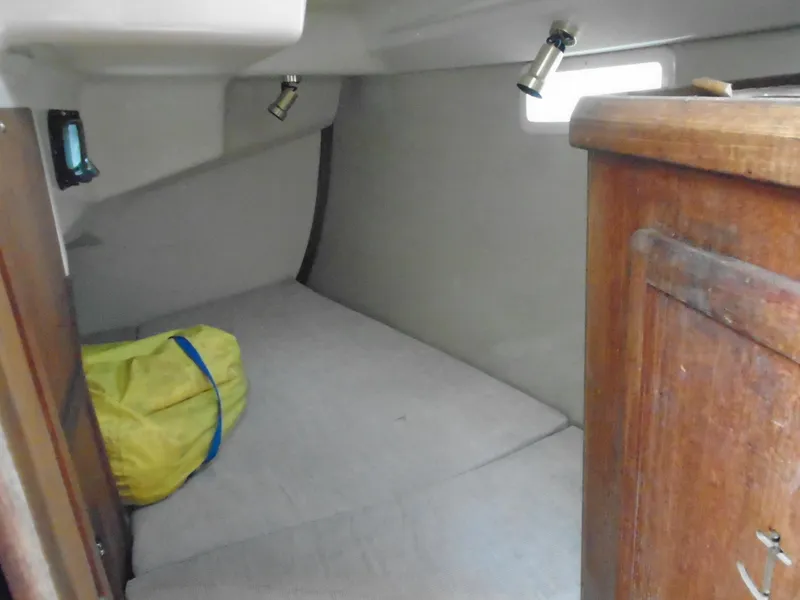 Slide: The Image of Hunter 33.5 1993 - 4