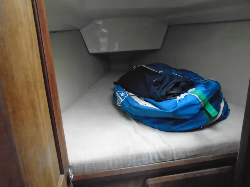 Slide: The Image of Hunter 33.5 1993 - 5