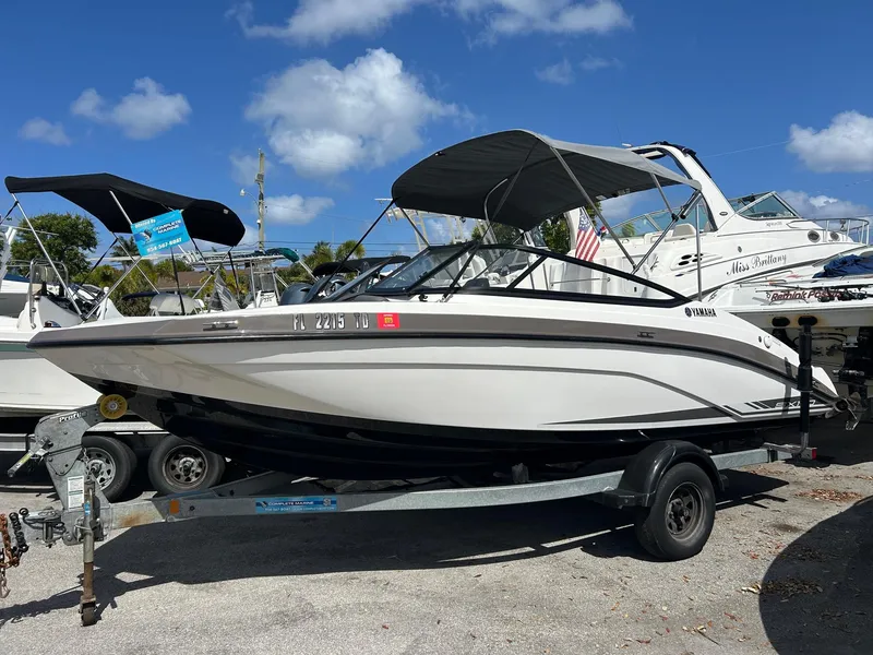 Slide: The Image of 2022 Yamaha Boats SX190 on trailer under blue sky. - 0