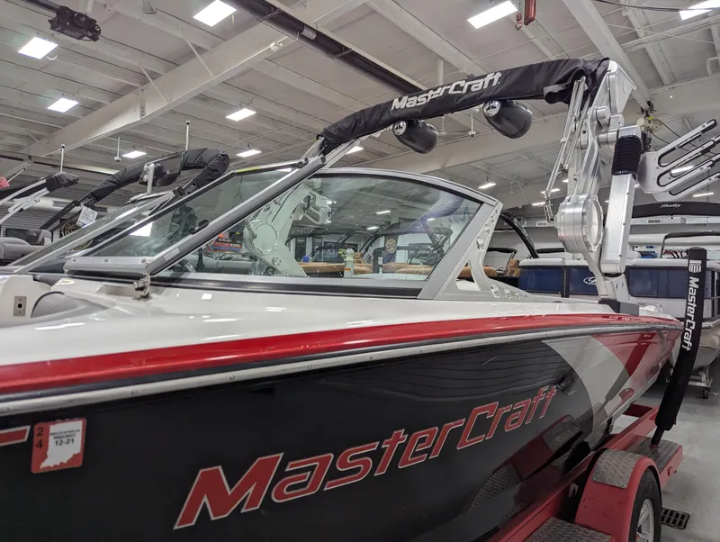 Slide: The Image of 2012 MasterCraft X-14 boat in showroom, featuring sleek design and modern equipment. - 4
