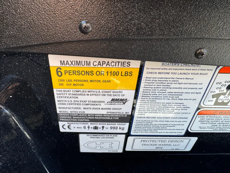 Slide: The Image of Maximum capacity label on 2025 Nitro ZV20 Sport Pro boat, 6 persons or 1100 lbs. - 10
