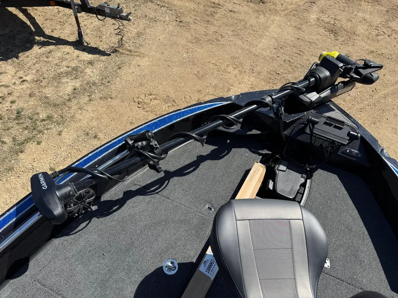 Slide: The Image of 2025 Nitro ZV20 Sport Pro boat deck with trolling motor and seat. - 4