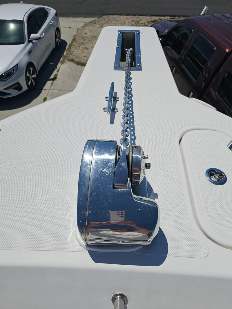 Slide: The Image of 2008 Pro-Line 29 Grande Sport boat anchor chain and winch on deck. - 43