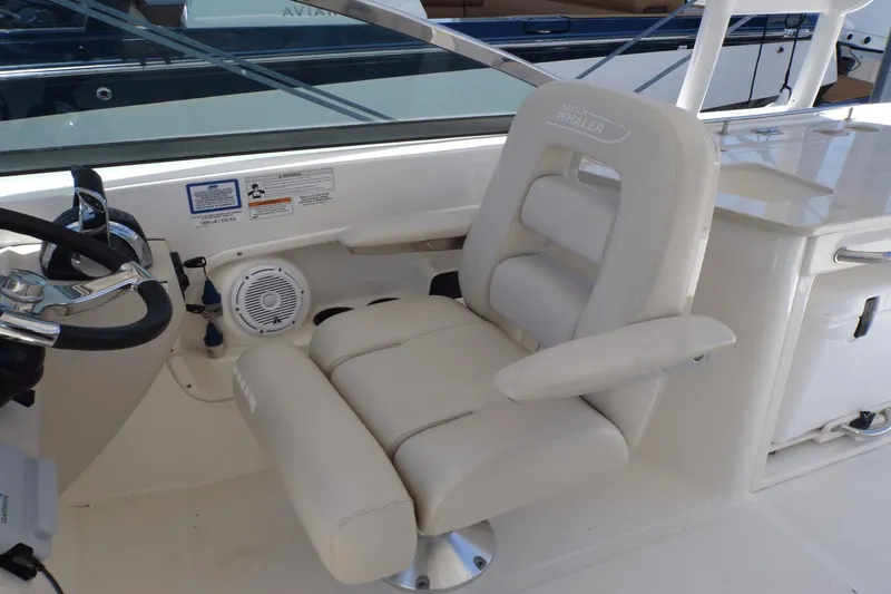 Slide: The Image of Boston Whaler 270 Vantage 2016 - 14