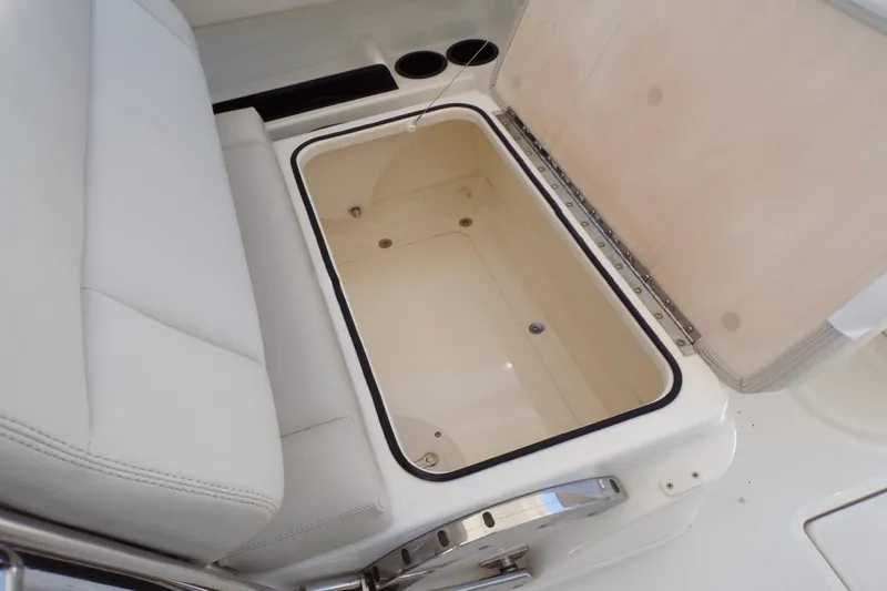Slide: The Image of Boston Whaler 270 Vantage 2016 - 17