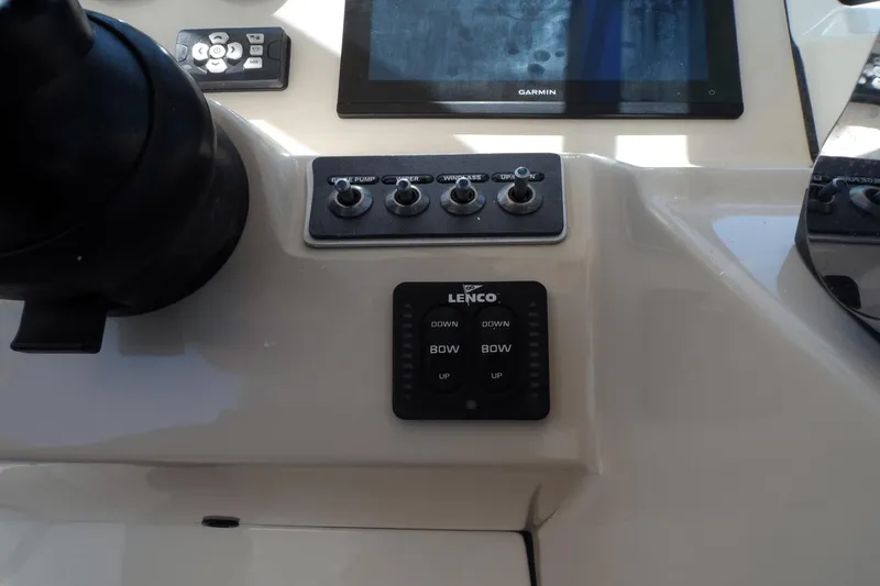 Slide: The Image of Boston Whaler 270 Vantage 2016 - 25