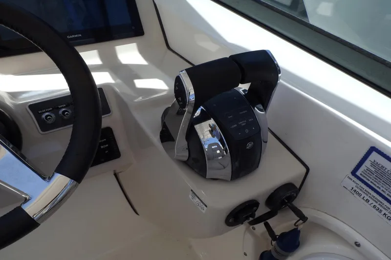 Slide: The Image of Boston Whaler 270 Vantage 2016 - 29