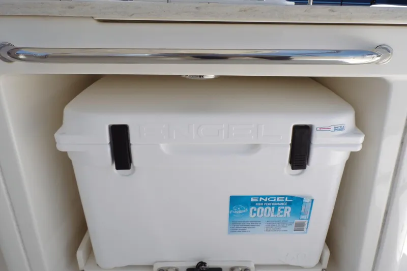 Slide: The Image of Boston Whaler 270 Vantage 2016 - 33