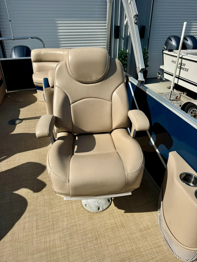 Slide: The Image of 2018 South Bay 500 Series 2.75 boat with beige captain's chair and cup holder. - 6