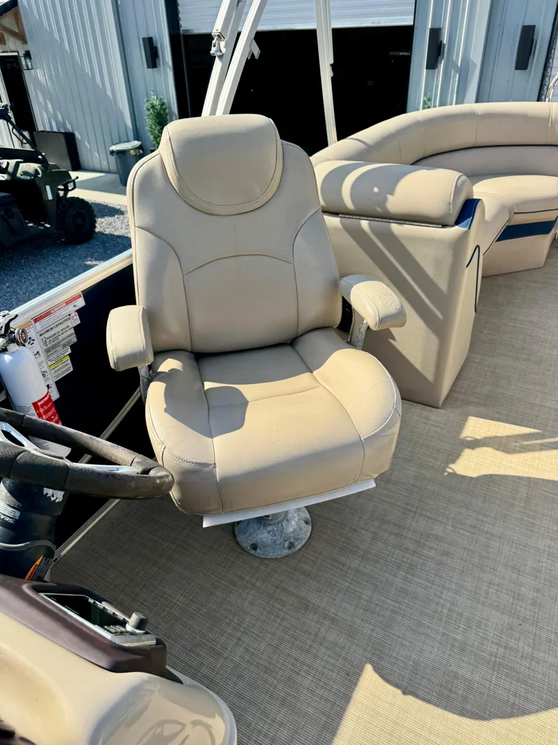 Slide: The Image of Captain's chair on 2018 South Bay 500 SERIES 2.75 pontoon boat, beige upholstery. - 7