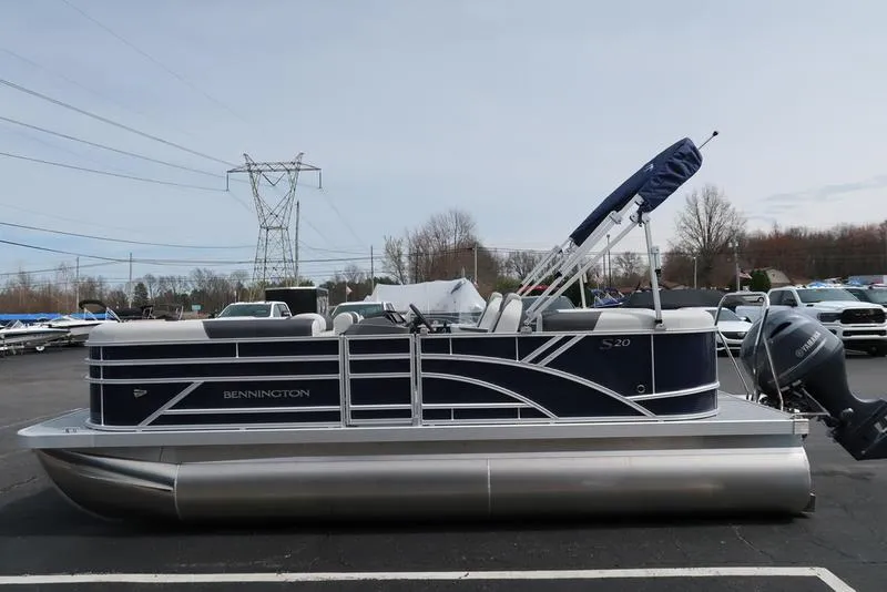 Slide: The Image of 2025 Bennington S Quad Bench 20 SSR pontoon boat in parking lot. - 6