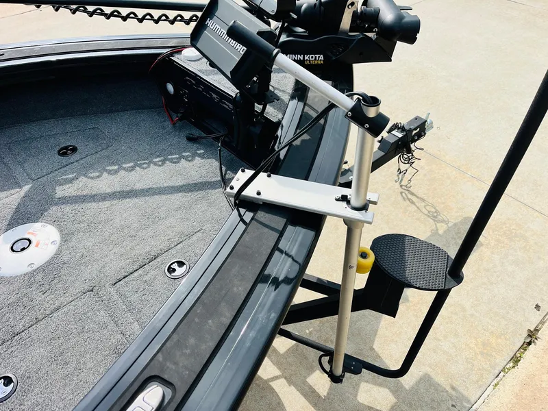 Slide: The Image of 2023 Tracker Targa V-19 WT boat deck with Minn Kota trolling motor. - 20