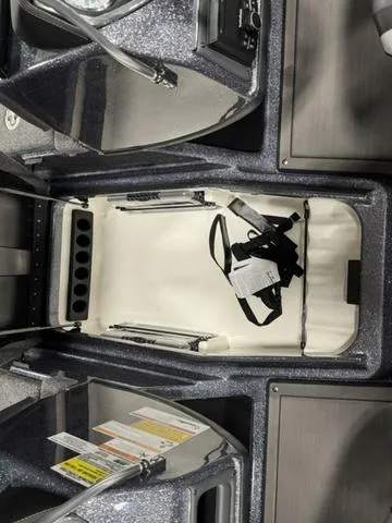 Slide: The Image of Lund 189 Tyee GL Sport 2025 - 25