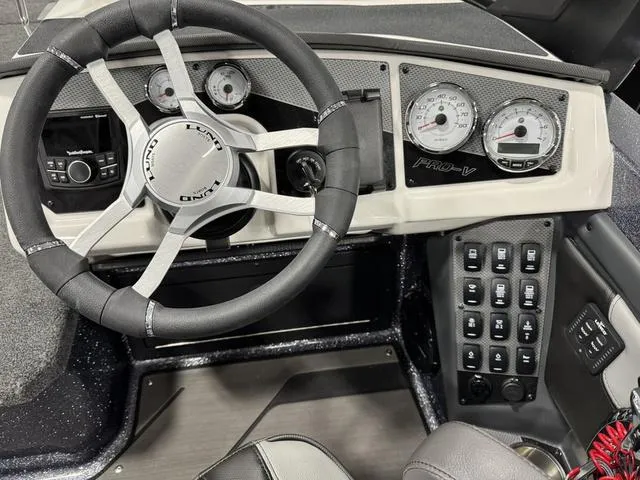 Slide: The Image of Lund 202 Pro-V GL Sport 2025 - 28