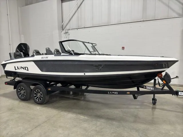 Slide: The Image of Lund 202 Pro-V GL Sport 2025 - 3