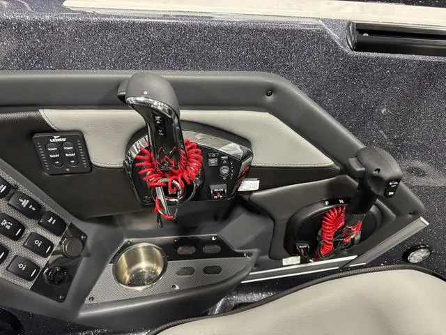 Slide: The Image of Lund 202 Pro-V GL Sport 2025 - 30