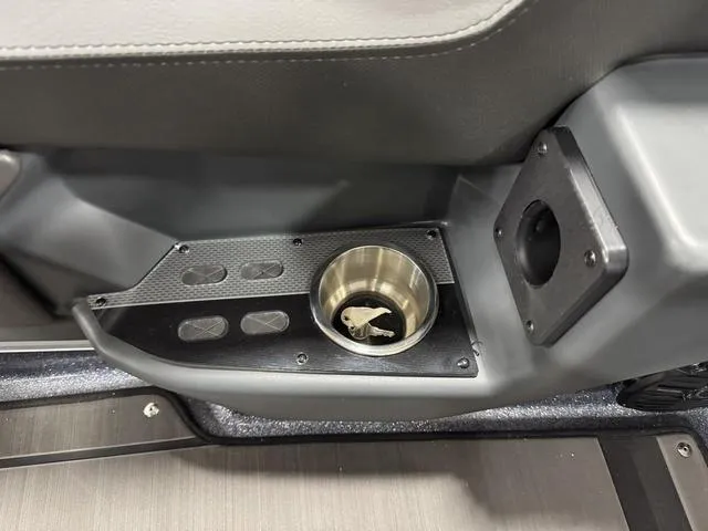 Slide: The Image of Lund 202 Pro-V GL Sport 2025 - 32