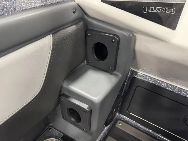 Slide: The Image of Lund 202 Pro-V GL Sport 2025 - 33