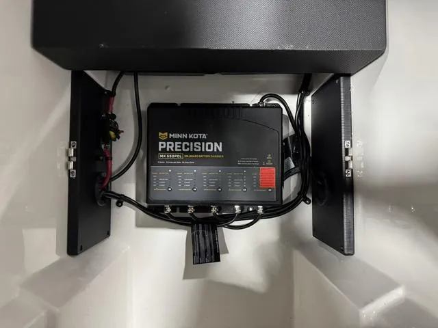 Slide: The Image of Lund 202 Pro-V GL Sport 2025 - 37