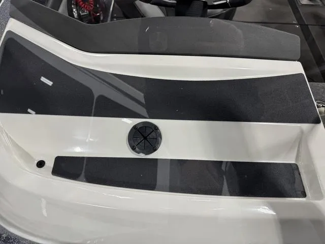 Slide: The Image of Lund 202 Pro-V GL Sport 2025 - 38