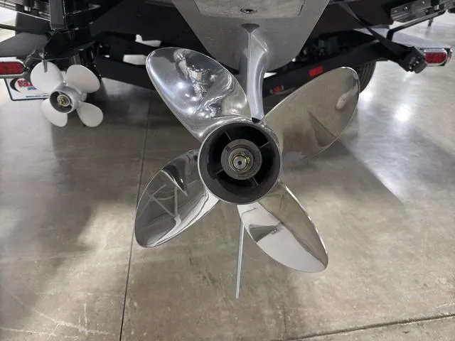 Slide: The Image of Lund 202 Pro-V GL Sport 2025 - 8