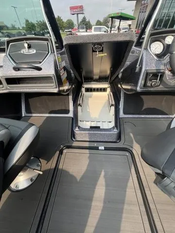 Slide: The Image of Lund 189 Tyee GL Sport 2025 - 17