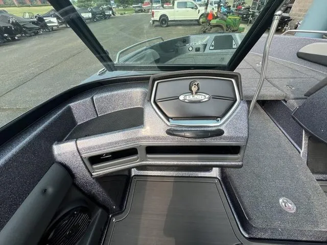 Slide: The Image of Lund 189 Tyee GL Sport 2025 - 18