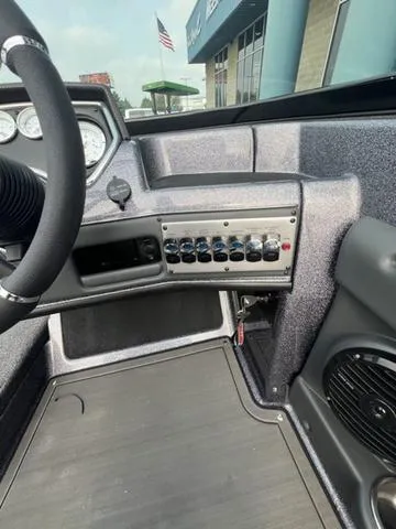 Slide: The Image of Lund 189 Tyee GL Sport 2025 - 24