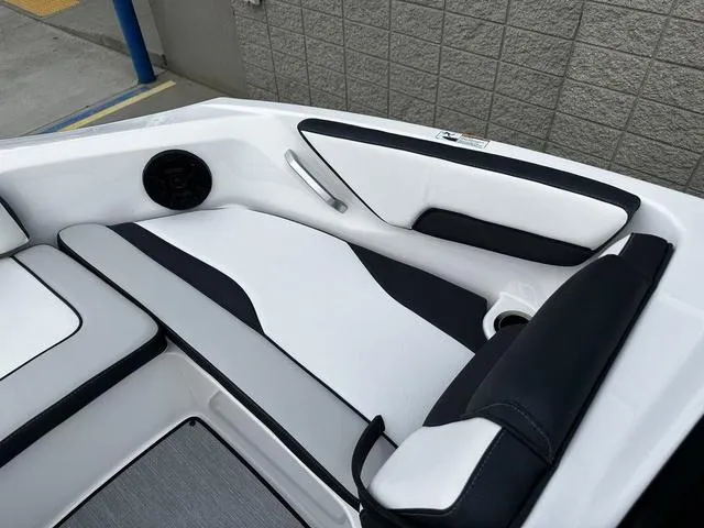 Slide: The Image of Yamaha AR195 2025 - 9