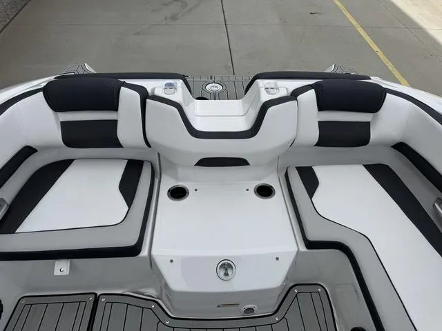 Slide: The Image of Yamaha 195S 2025 - 14