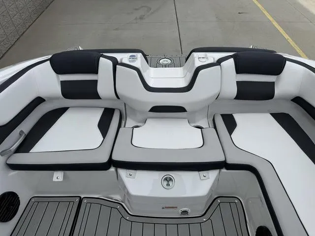 Slide: The Image of Yamaha 195S 2025 - 15