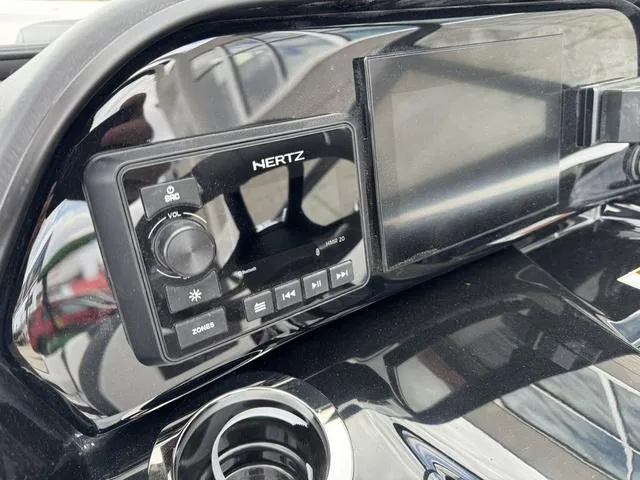 Slide: The Image of Yamaha 195S 2025 - 26