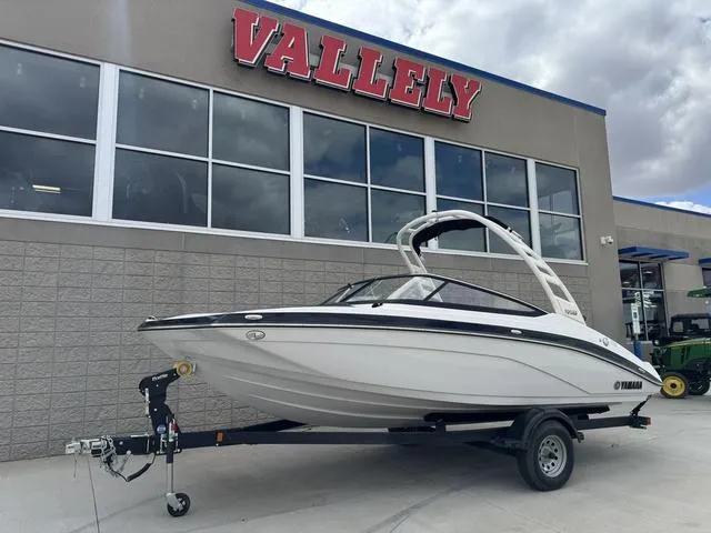 Slide: The Image of Yamaha 195S 2025 - 3