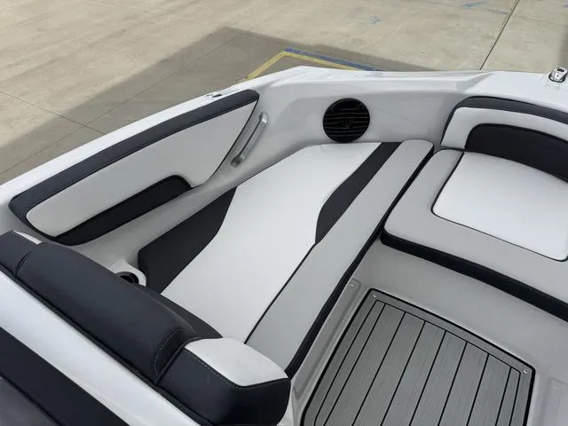 Slide: The Image of Yamaha 195S 2025 - 30