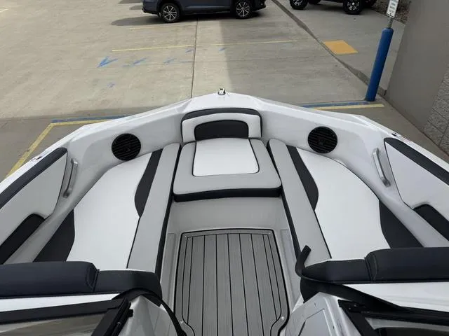 Slide: The Image of Yamaha 195S 2025 - 31