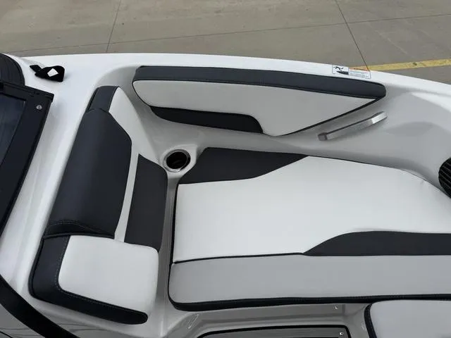 Slide: The Image of Yamaha 195S 2025 - 35