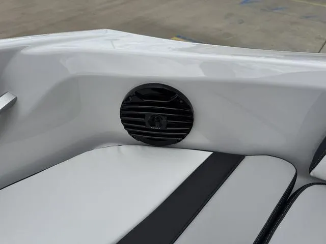 Slide: The Image of Yamaha 195S 2025 - 36