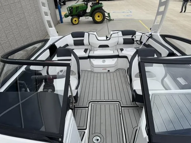 Slide: The Image of Yamaha 195S 2025 - 39