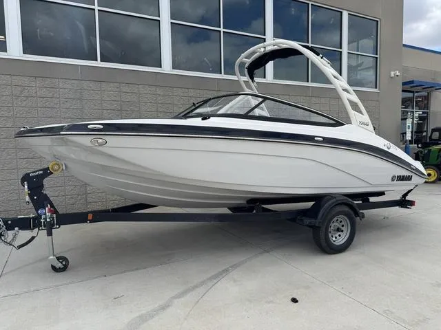 Slide: The Image of Yamaha 195S 2025 - 4