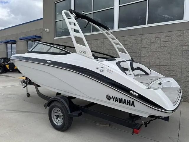 Slide: The Image of Yamaha 195S 2025 - 7